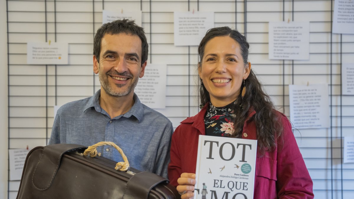 El editor Joan Rioné y la il·liustradora Alejandra Zúñiga Cárdenas.