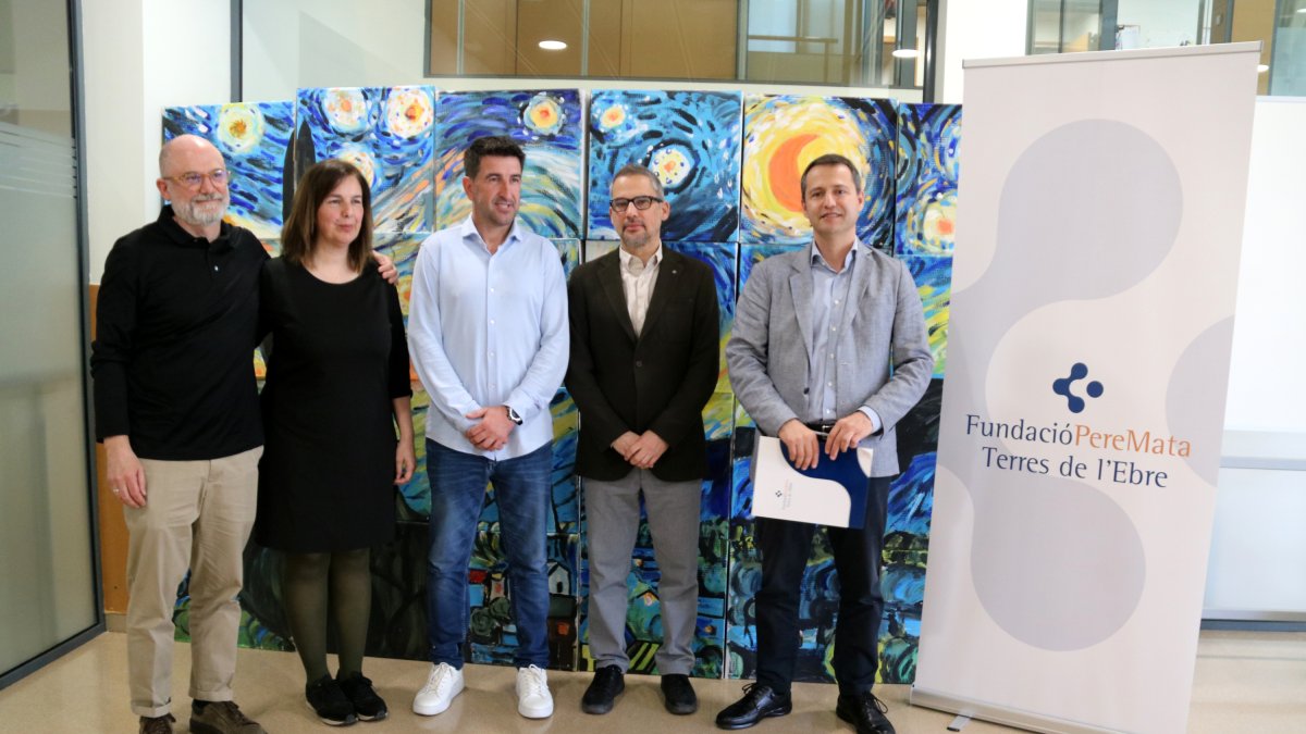 Els doctors de la Fundació Pere Mata, José González, Ana Belén Castellà i Toni Coello, el director de Salut Ferran Roche, i el gerent Enric Cardús.