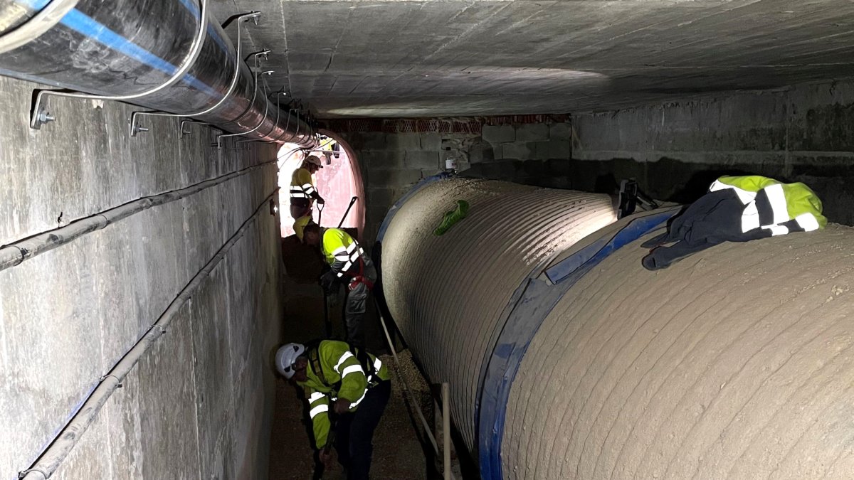 Operarios trabajando en una actuación de refuerzo preventiva en la cañería principal del CAT en l'Ametlla de Mar.