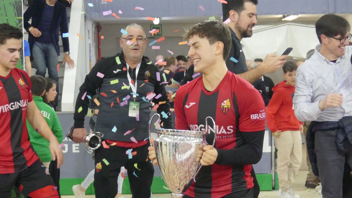 El jugador Ferran Giménez amb el trofeu de la Copa del Rei.