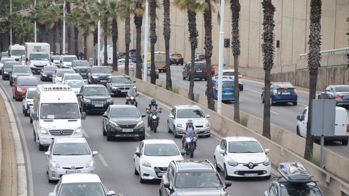Colas de vehículos circulando por la Ronda de Dalt de Barcelona.