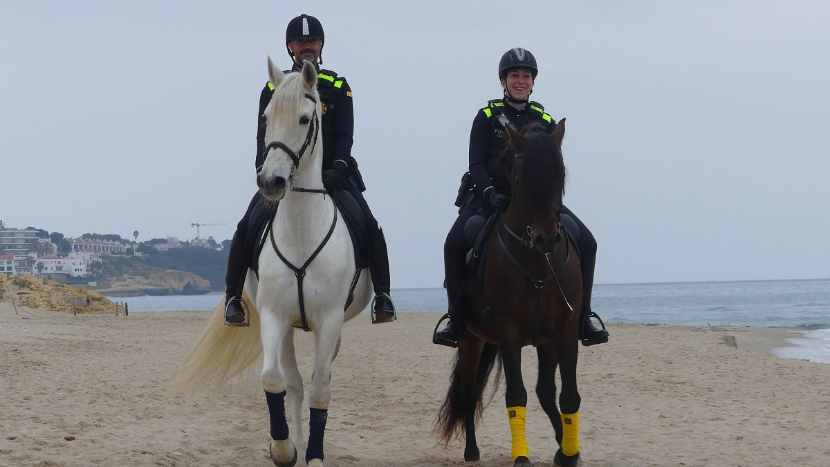 Imatge de dos agents de la Unitat Muntada de la Guàrdia Urbana de Tarragona.