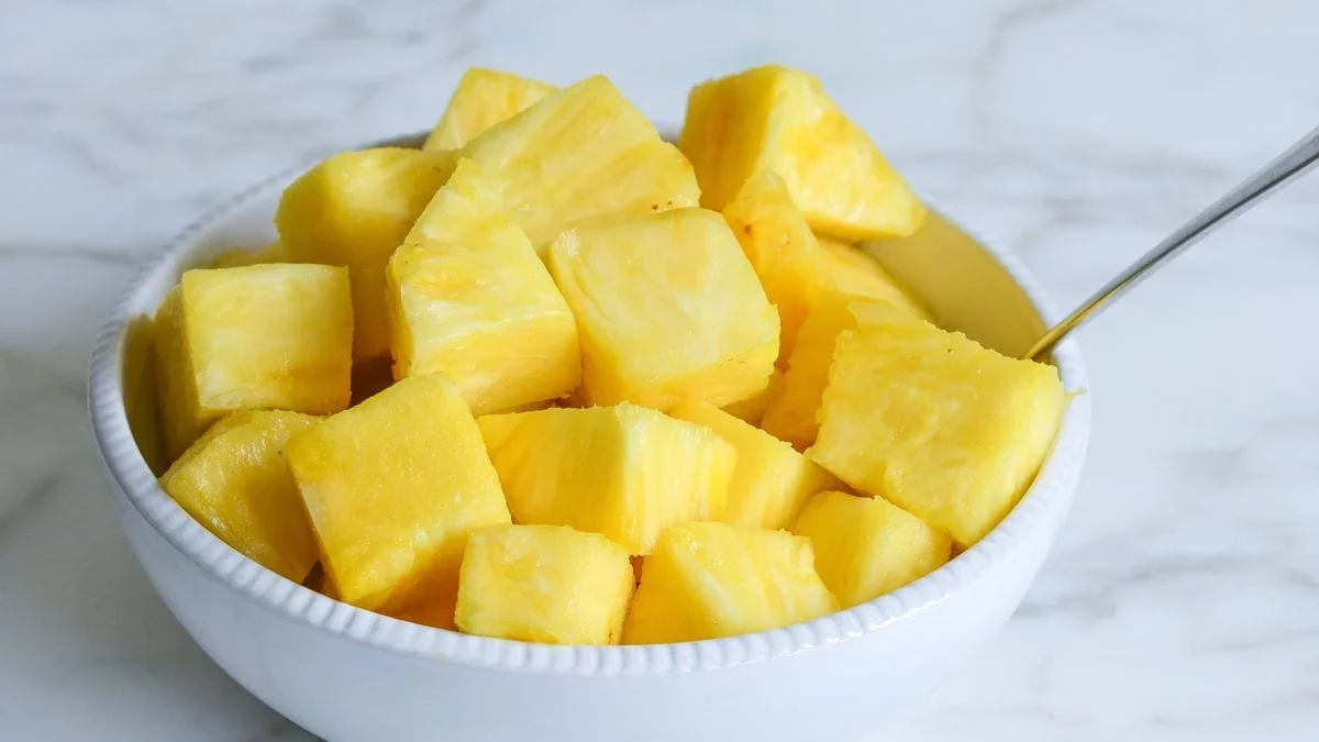 Imagen de trozos de piñas cortados.