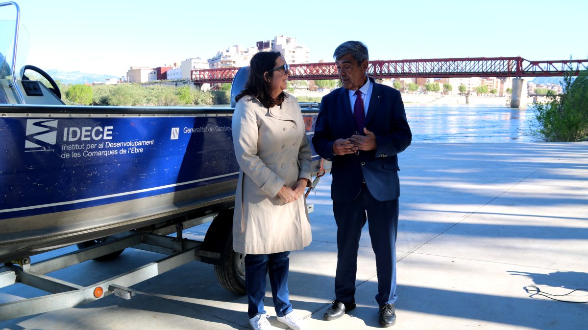 La directora de l'IDECE, Bibiana Porres, i el delegat del Govern a l'Ebre, Joan Castor gonell, davant d'una barca de l'IDECE, al costat del riu Ebre a Tortosa.