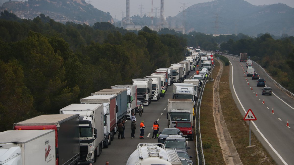 Colas en la AP-7 por un accidente mortal con un camión en l'Hospitalet de l'Infant.