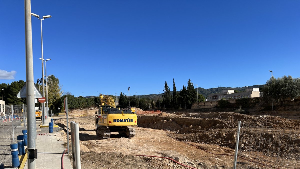 Part de les obres d'ampliació de l'Hospital Verge de la Cinta de Tortosa aturades per la troballa de restes patrimonials.
