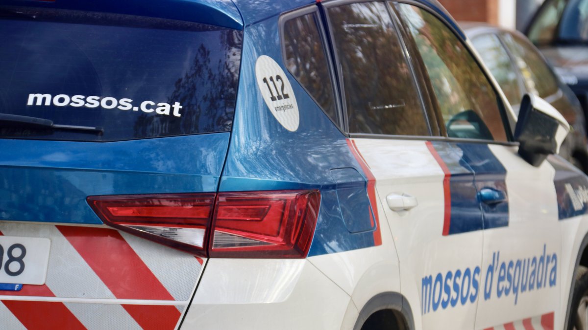 Parte posterior y lateral de un vehículo de los Mossos d'Esquadra