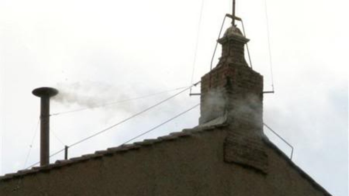 La fumata blanca en la Capilla Sixtina indica que un nuevo papa ha sido escogido.