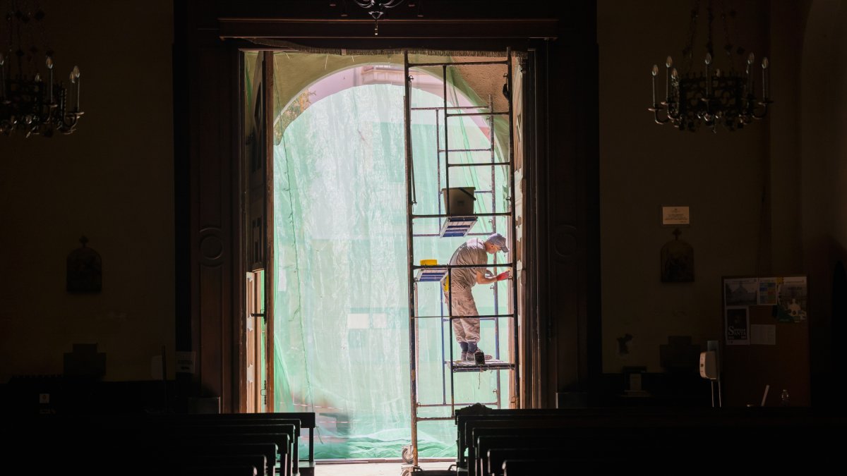 La Real Congregación de la Puríssima Sang de Nostre Senyor Jesucrist de Reus ya arregló la puerta de entrada en el Templo antes del inicio de los actos de Semana Santa