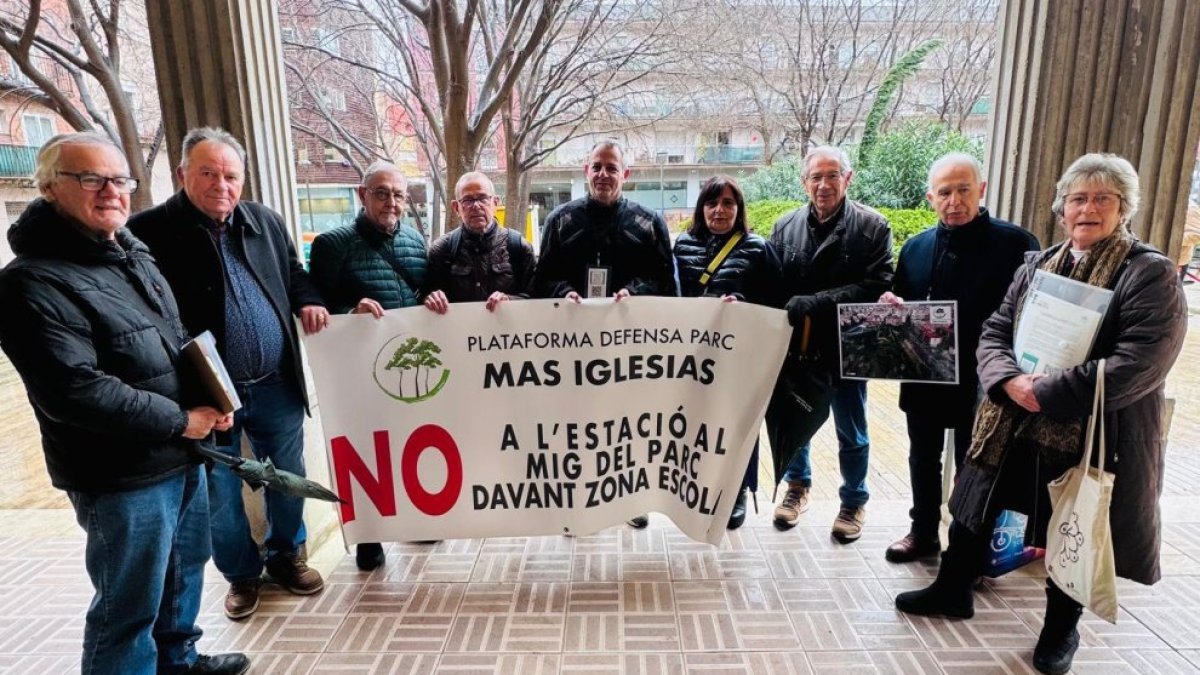 Representantes de la Plataforma y otras entidades vecinales en la recogida de los pliegues de firmas.