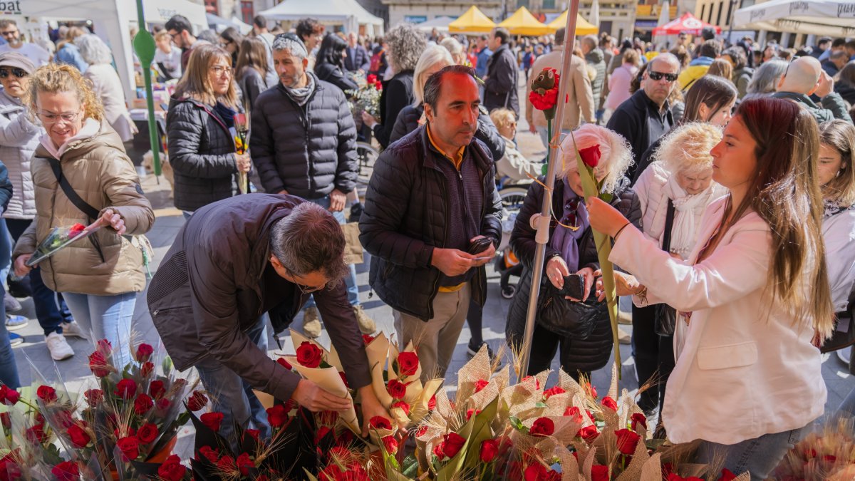 Fotografía de archivo de la festividad de Sant Jordi de 2024 en la plaza del Mercado.
