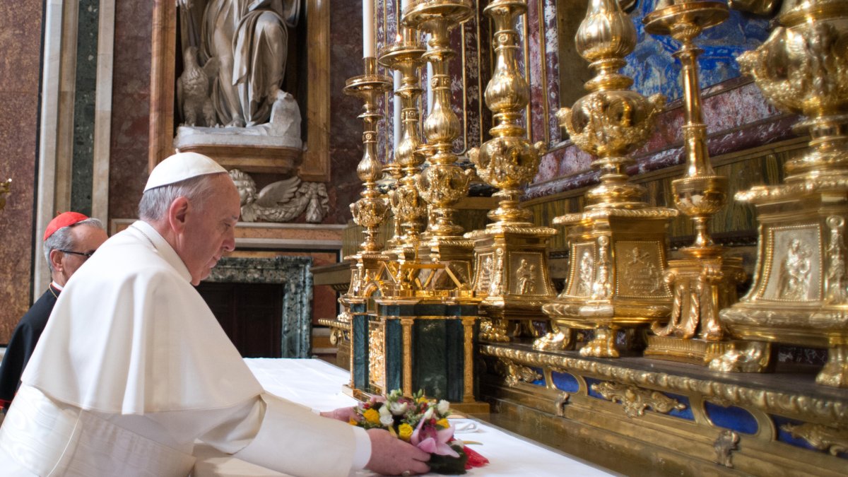 Imagen de archivo del papa Francisco rezando en una iglesia dedicada a Santa Maria la Mayor.