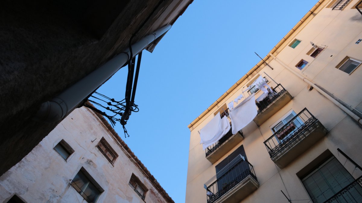 Imatge d’un bloc de pisos a Falset.