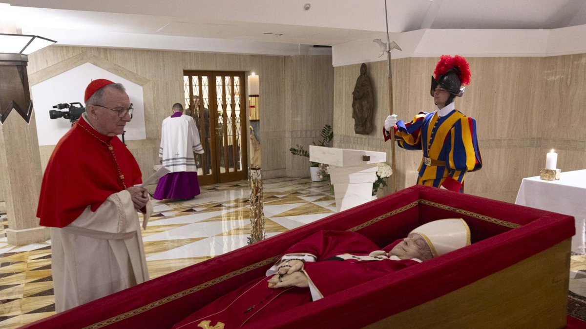 El secretario de Estado, el cardenal Pietro Parolin, delante del féretro del papa Francisco.