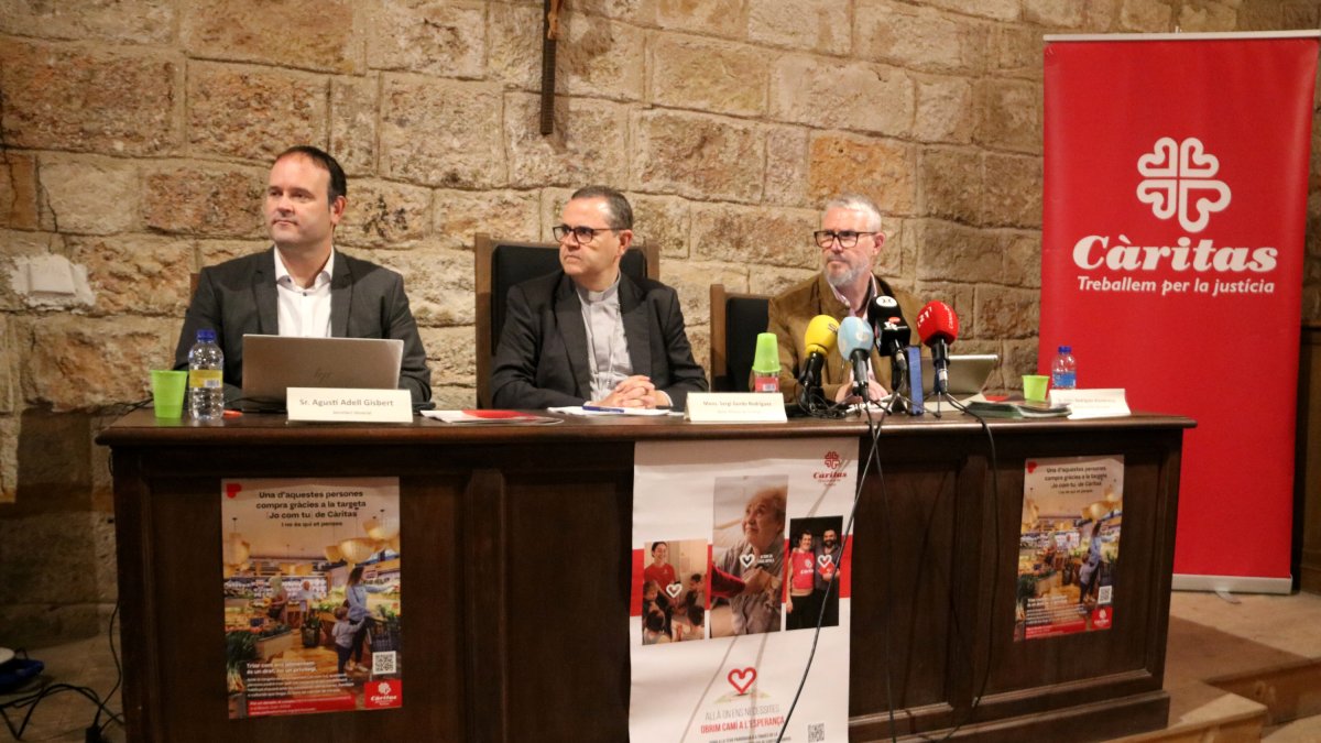 El bisbe de Tortosa, Sergi Gordo, al centre de la foto.