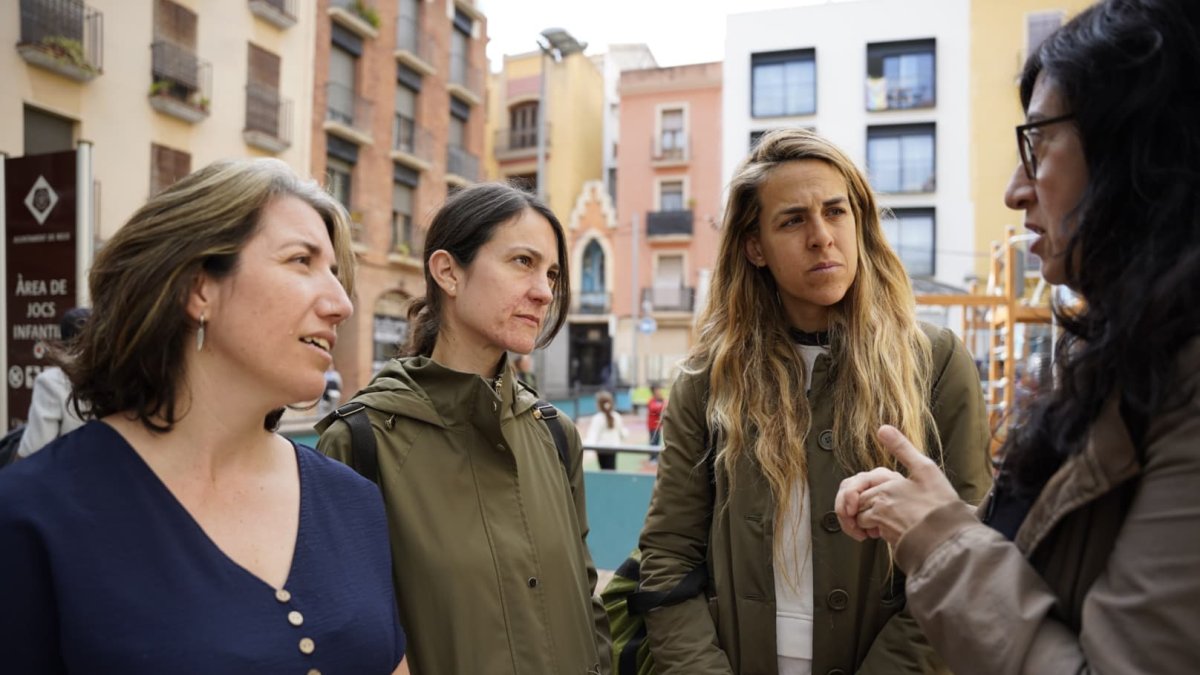 Fotografía de las exrepresentantes de las familias de las EBM de Reus junto con la portavoz de la CUP en Reus, Mònica Pàmies.