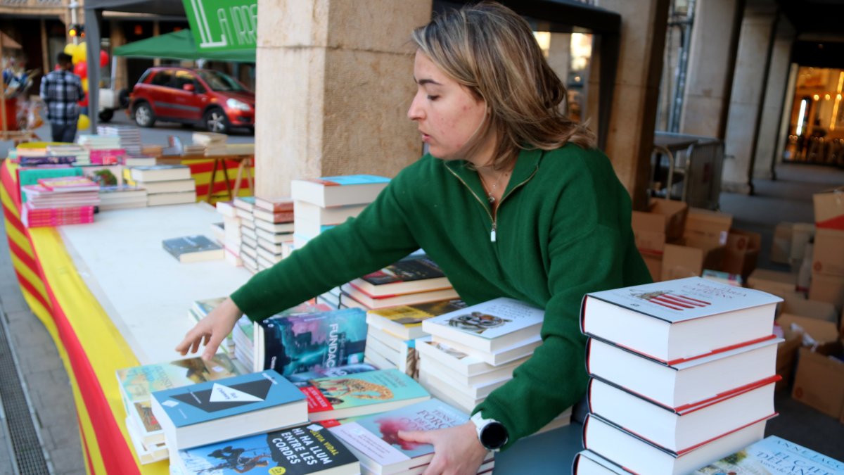Júlia Albesa, de la Irreal de Tortosa, col·loca llibres a la parada de Sant Jordi.