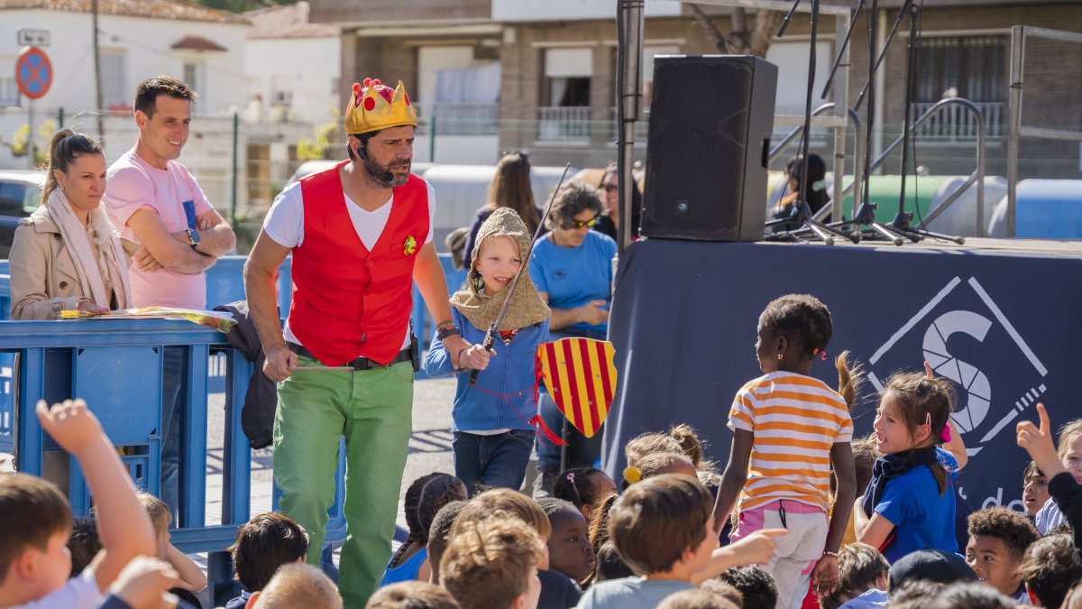 Els alumnes de diferents escoles van poder gaudir d’un espectacle sobre la llegenda de Sant Jordi.