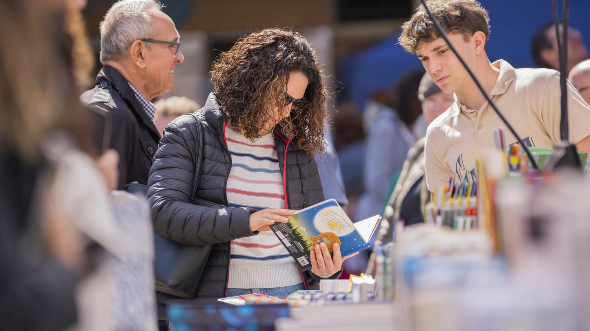 Fotografies de la diada de Sant Jordi 2025 a la plaça Mercadal de Reus.