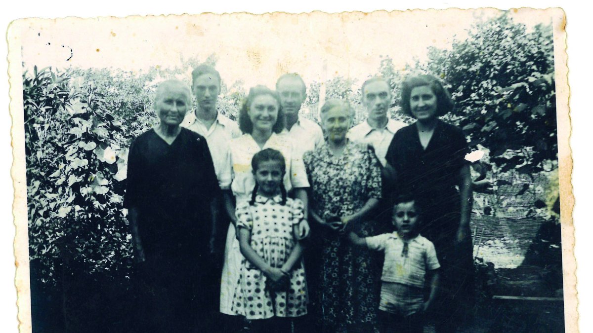 Fotografía de varios miembros de la familia de Pep Pastor al el Huerto de la Pura, en la Selva, en los años 40.