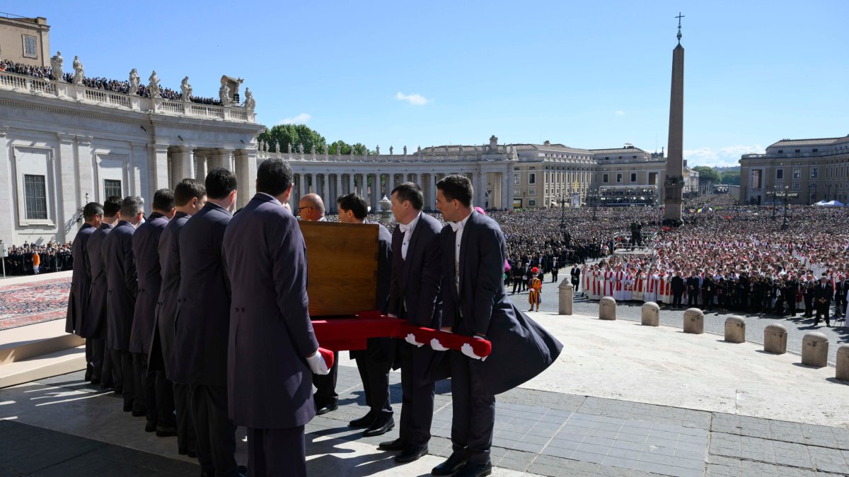 Arribada de fèretre del papa Francesc a la plaça de Sant Pere del Vaticà