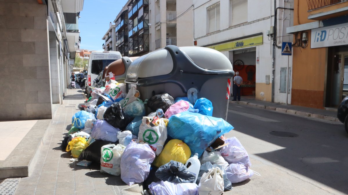 Basura acumulada en Torredembarra durante una huelga del 2024.
