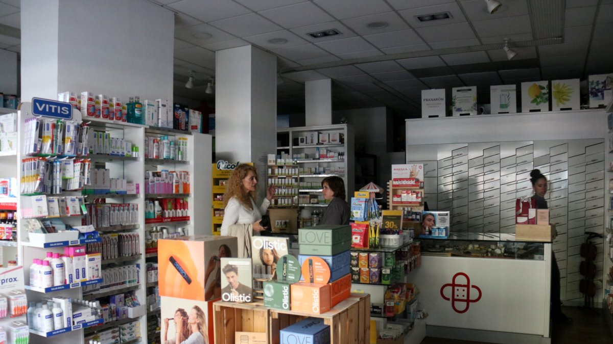 La Farmàcia Tarradellas, prop de Sants Estació, a Barcelona, sense llum