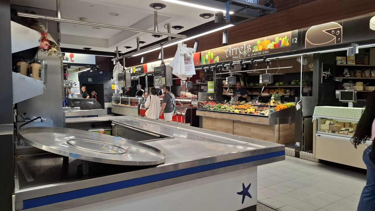 La majoria de les paradetes del Mercat Central van tancar poc després que es produís el tall de llum.