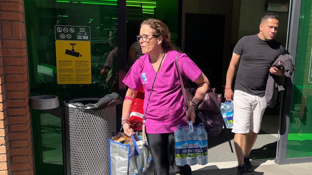 Gente saliente de un supermercado de Tarragona durante el apagón general.