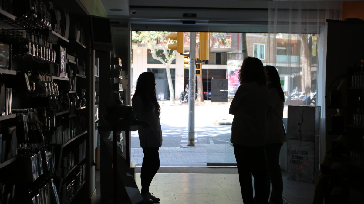 Un comercio de la avenida Josep Tarradellas de Barcelona sin luz.