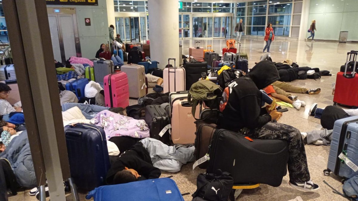 Imagen de los jóvenes en el suelo del Aeropuerto del Prat.