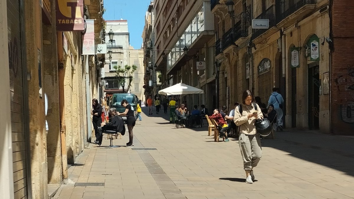 Imagen de una peluquera haciendo su trabajo en la calle durante el apagón.