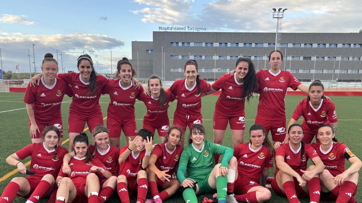Les jugadores del Nàstic Femení després de la darrera victòria a la Ciutat Esportiva.