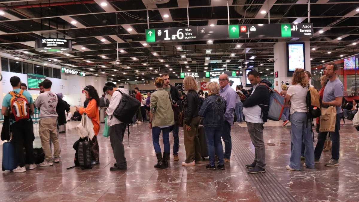 Desenes de persones fan cua per demanar informació o reclamar el reemborsament del bitllet a Sants.