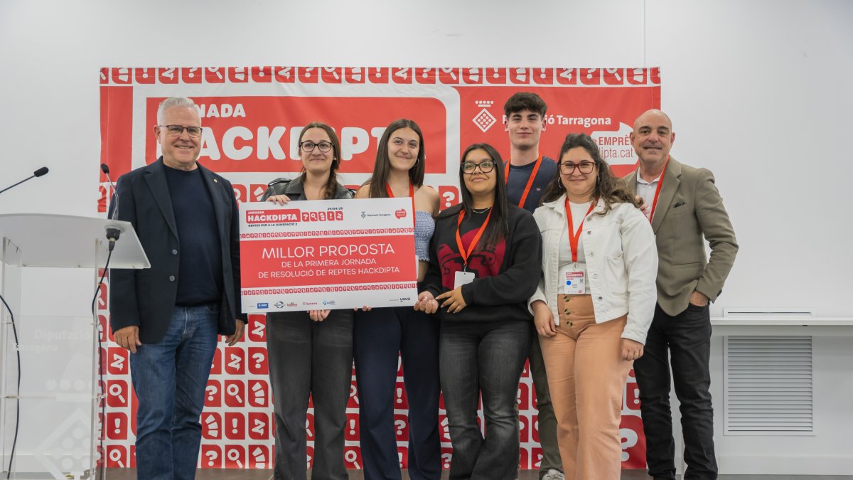 Grup guanyador de la HackDipta i el diputat de Promoció Econòmica de la Diputació, Pere Granados.
