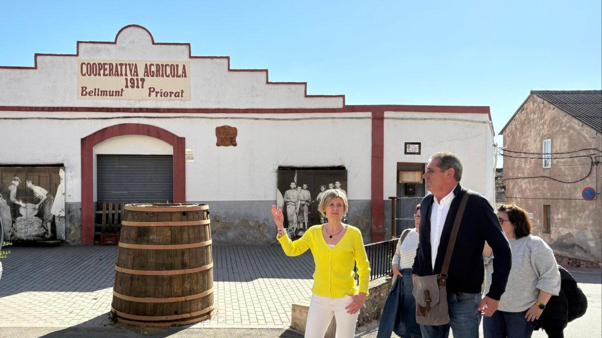 La presidenta de la Diputació, Noemí Llauradó, durant la seva visita a Bellmunt.