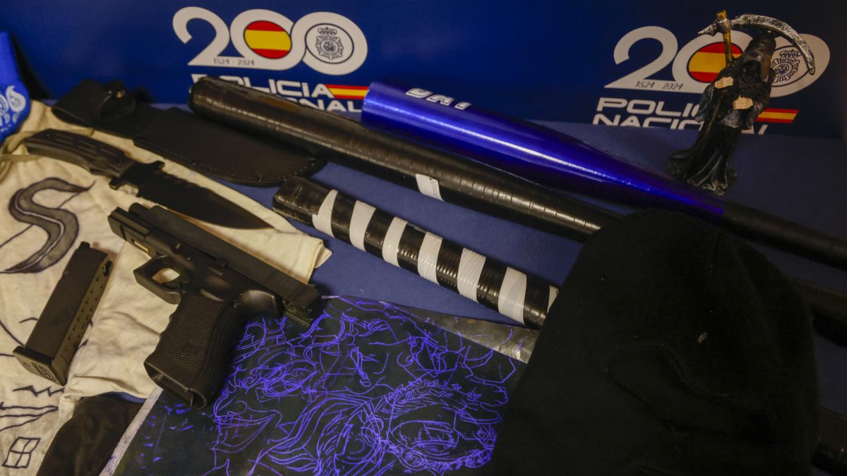 Vista de les armes exposades per Policia Nacional, que ha desarticulat un 'programa' o estructura de la mara salvadorenca Salvatrucha pretenia establir-se a Espanya.