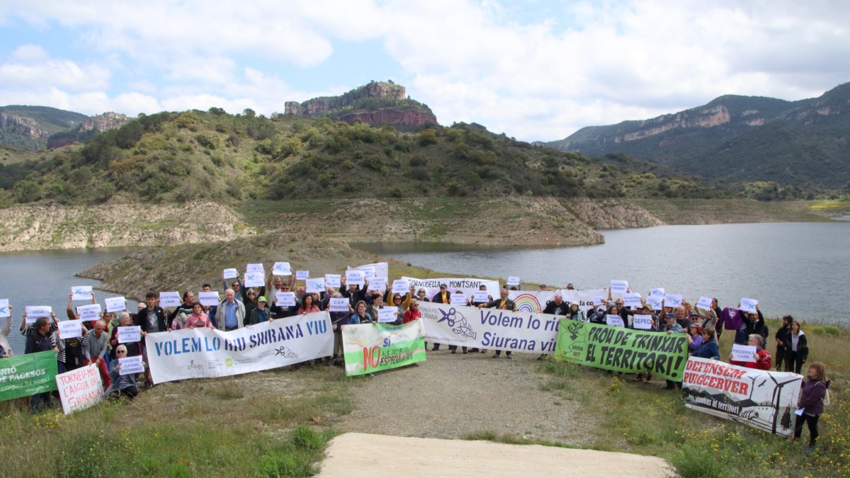 Imagen de la concentración de una veintena de entidades para reclamar el fin del trasvase del Siurana hacia Riudecanyes.