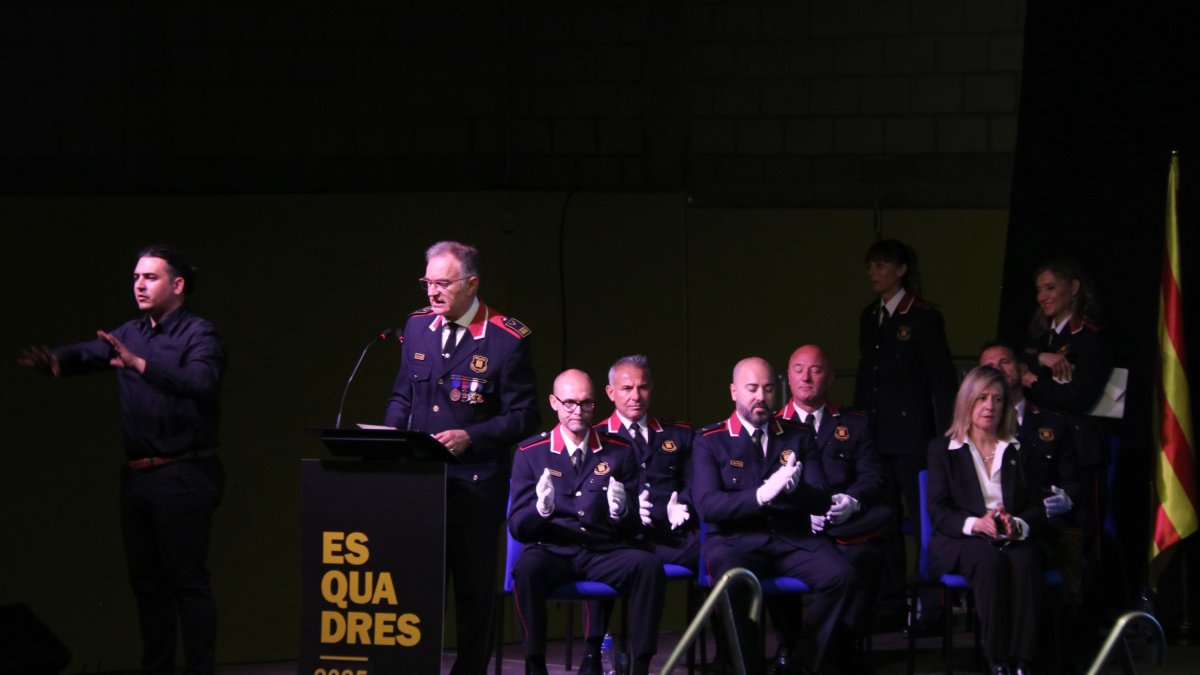 L'intendent en cap de la Regió Policial Terres de l'Ebre, Joan Carles de la Monja, durant el seu parlament del Dia de les Esquadres a Deltebre.
