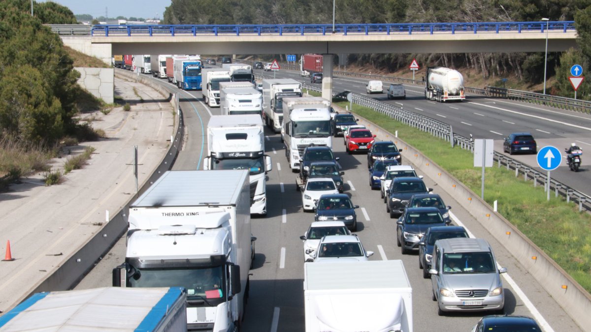Retenció als tres carrils de l'AP-7 a Vilafranca del Penedès en sentit sud durant l'operació sortida del pont de l'1 de maig