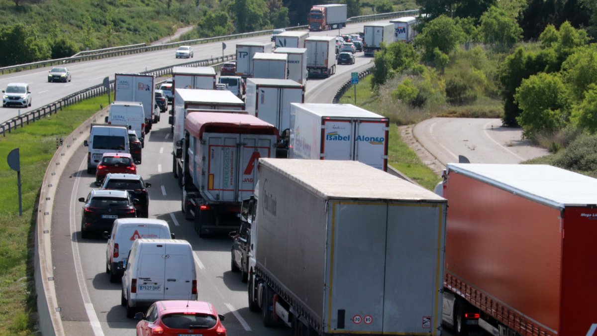 La AP-7 colapsada de tráfico entre Vilafranca y Moja durante la operación salida del puente del 1 de mayo.