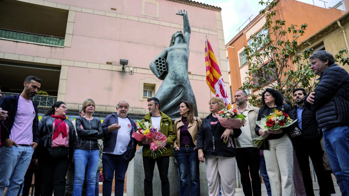 Els parlaments es van dur a terme a la plaça de la Dona Treballadora, a peus de l’estàtua que la presideix.