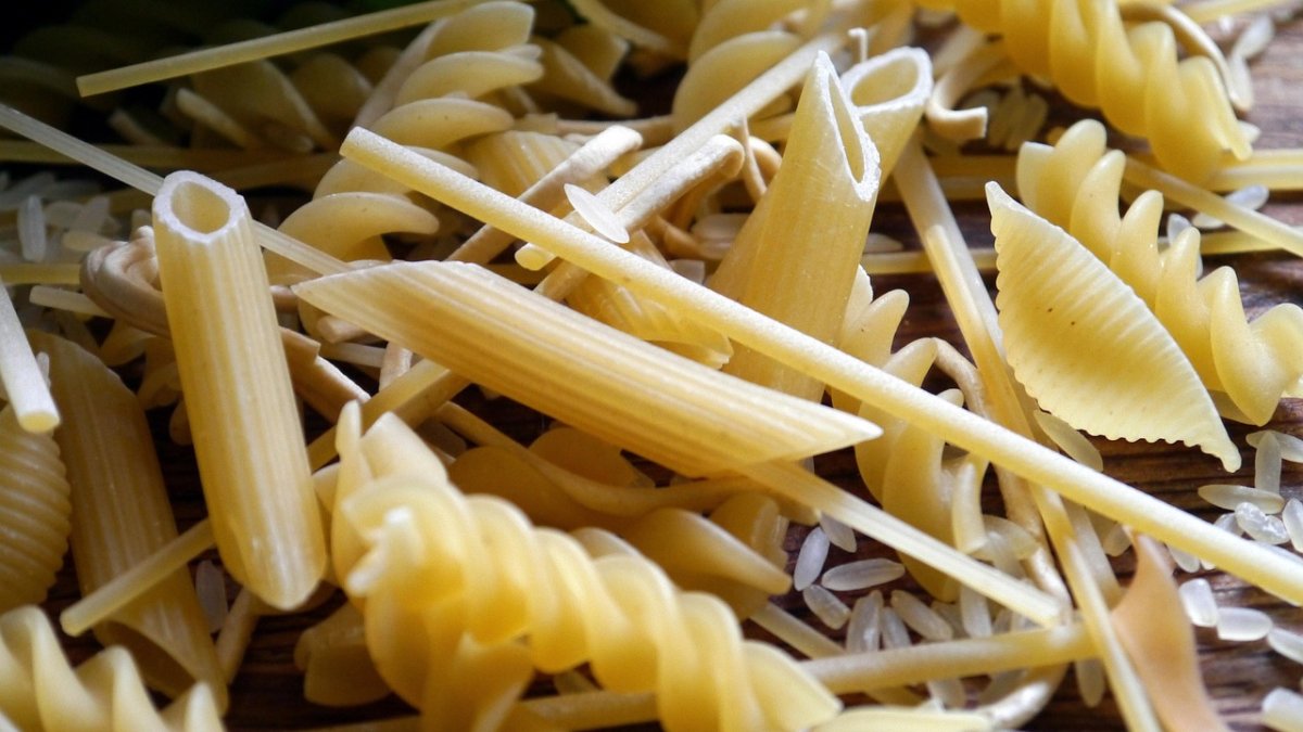 La pasta té una estructura única que fa que aquests hidrats s’absorbeixin més lentament, el que provoca una resposta glucèmica moderada.