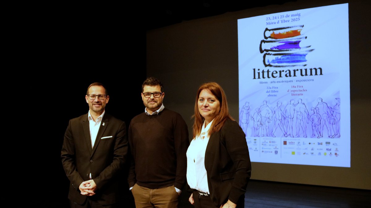 En el centro, Lluís-Xavier Floras, director de Litterrarum, acompañado por Montse Pineda, concejala de Cultura de Móra d'Ebrr, y Rubén Biarnés, alcalde de Móra d'Ebre en la presentación de la nueva edición.