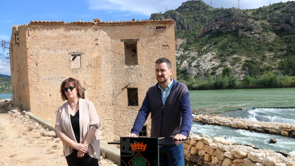 El alcalde de Xerta, Roger Avinyó, y la secretaria municipal ante el molino del Assut.