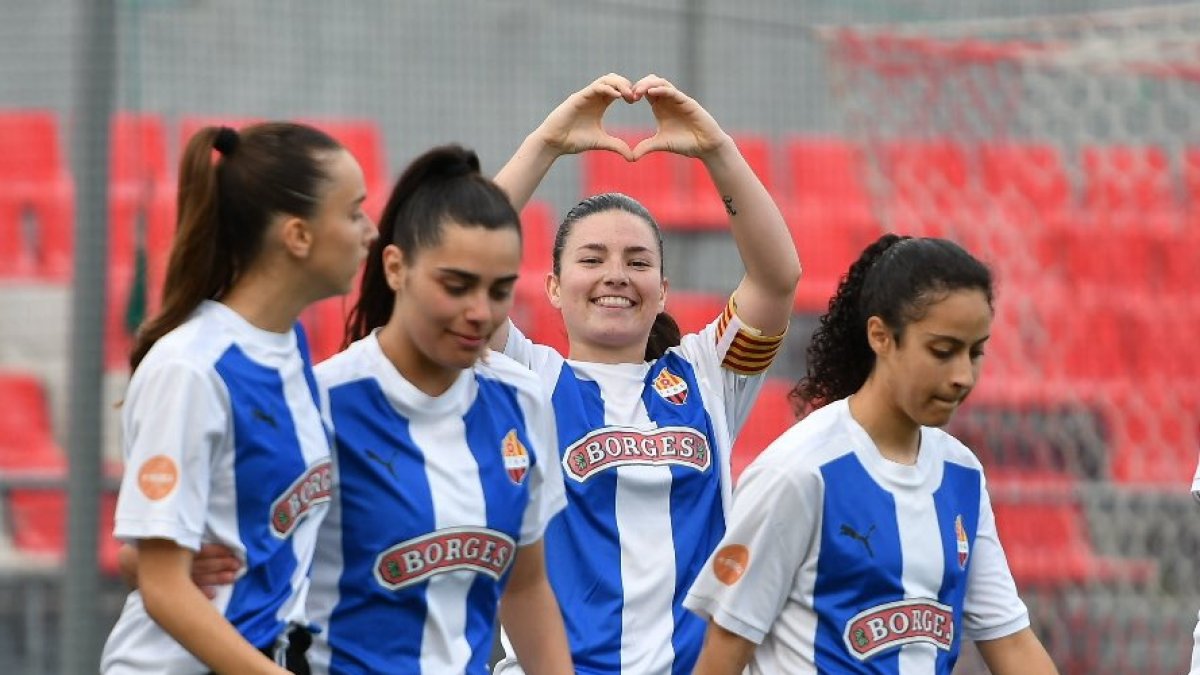 Las jugadoras del Reus Femení celebrando el primer gol de Júlia Francesch contra el Terrassa.