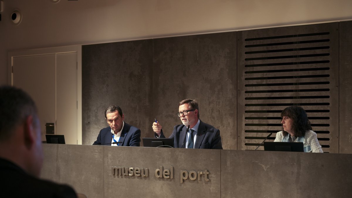 Santi Castellà (centro) y Mercè Toldrà (derecha) presentaron ayer el programa de actos del 25.º aniversario.