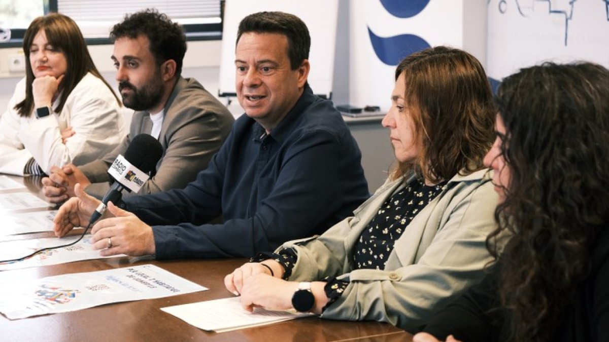 Parte del equipo de gobierno del Ayuntamiento de Cambrils, con el alcalde Oliver Klein en el medio, presentando el primer Plano Local de Vivienda.