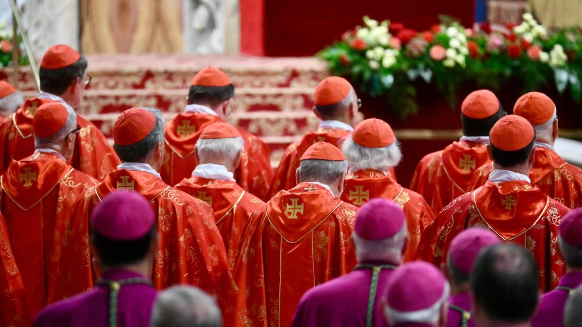 Els cardenals assisteixen a una missa especial per a l'elecció del Papa, abans de l'inici del conclave, a la Basílica de Sant Pere del Vaticà.