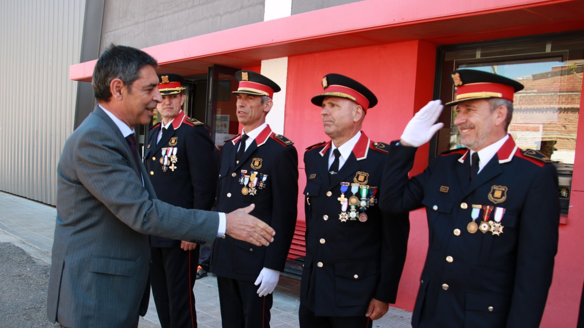 El director general de la Policía, Josep Lluís Trapero, saludando a los mandos del cuerpo de la región policial del Camp de Tarragona.